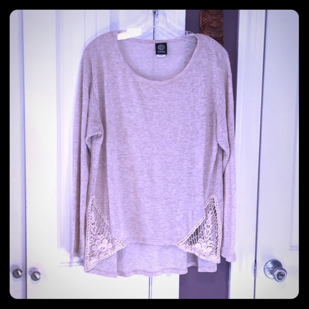 High low cream top with crochet on sides